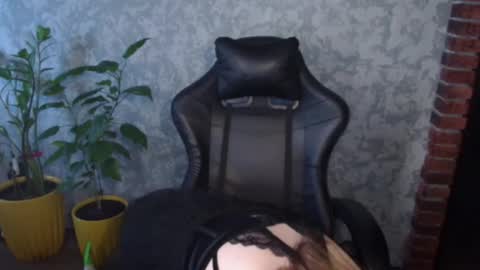 Snapshot of alessssamistress chatting on May 2, 11:37 am Alex online show from May 2, 11:37 am