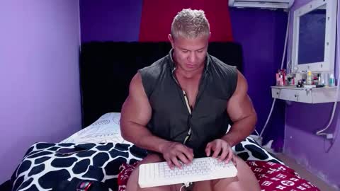 Snapshot of alex_bigcumvez chatting on February 10, 10:58 pm perseuz online show from February 10, 10:58 pm