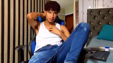 Snapshot of alex_bloom_ chatting on June 7, 4:22 pm Alexander online show from June 7, 4:22 pm