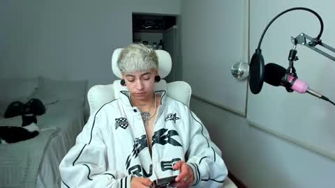 Residente0xxx online show from February 11, 10:20 am