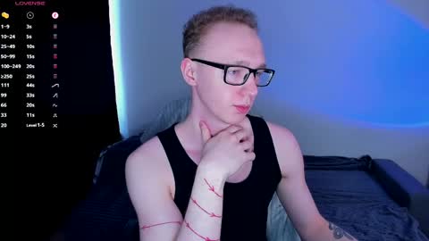 Snapshot of alex_silent chatting on April 29, 7:45 am alex_silent online show from April 29, 7:45 am