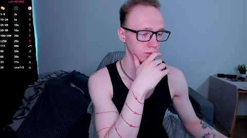 Snapshot of alex_silent chatting on May 11, 12:00 pm alex_silent online show from May 11, 12:00 pm
