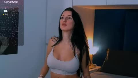 Snapshot of alexa_clarks chatting on May 4, 9:05 am Alexa online show from May 4, 9:05 am