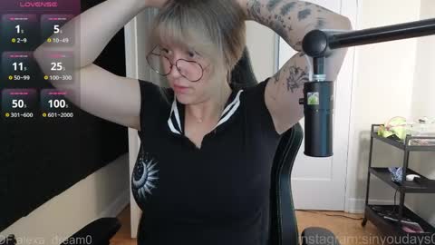 Snapshot of alexa_dream chatting on June 4, 5:30 pm dont be afraid to click social media link its working just click on that online show from June 4, 5:30 pm