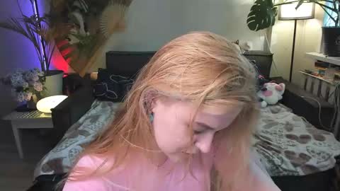 Snapshot of alexa_pirs chatting on May 12, 2:47 pm alexa_pirs online show from May 12, 2:47 pm