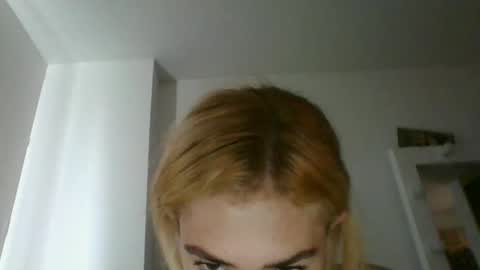 Snapshot of alexandra_paris21 chatting on June 2, 8:33 pm alexandra_paris21 online show from June 2, 8:33 pm