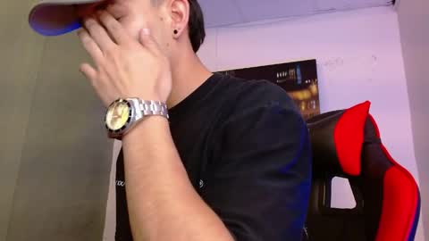Snapshot of alexgiraldo__ chatting on May 17, 12:01 pm alexgiraldo__ online show from May 17, 12:01 pm