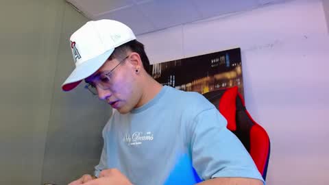 Snapshot of alexgiraldo__ chatting on May 26, 2:07 am alexgiraldo__ online show from May 26, 2:07 am