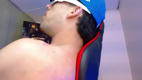 Snapshot of alexgiraldo__ chatting on May 27, 7:00 pm alexgiraldo__ online show from May 27, 7:00 pm