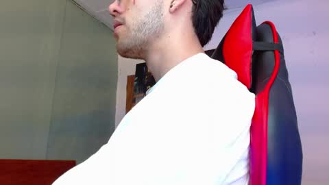 Snapshot of alexgiraldo__ chatting on June 3, 2:33 pm alexgiraldo__ online show from June 3, 2:33 pm