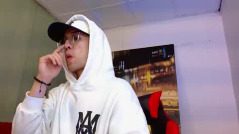 Snapshot of alexgiraldo__ chatting on June 9, 12:50 pm alexgiraldo__ online show from June 9, 12:50 pm