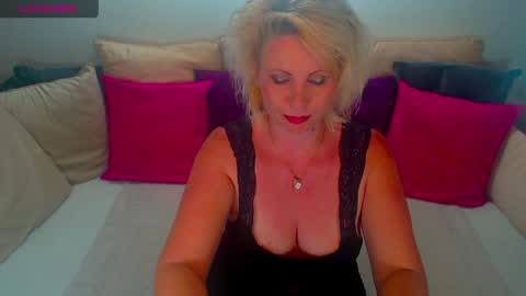 Snapshot of alexine_mcqueen chatting on May 9, 11:21 pm Alexine McQueen online show from May 9, 11:21 pm