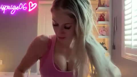 Snapshot of alexispaige06 chatting on April 21, 9:39 pm alexispaige06 online show from April 21, 9:39 pm