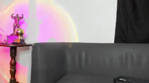 Snapshot of alexroyce_ chatting on May 16, 9:39 am ALEX ROYCE online show from May 16, 9:39 am