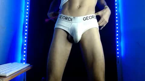 Snapshot of alexx_1214 chatting on November 20, 2:23 am Alexx online show from November 20, 2:23 am