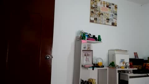 Snapshot of alia054 chatting on June 8, 12:27 pm Alia online show from June 8, 12:27 pm