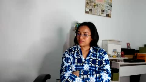 Snapshot of alia054 chatting on June 10, 12:55 am Alia online show from June 10, 12:55 am