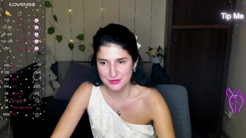 Snapshot of alianna_solo_kiss chatting on January 11, 6:01 pm Alianna online show from January 11, 6:01 pm