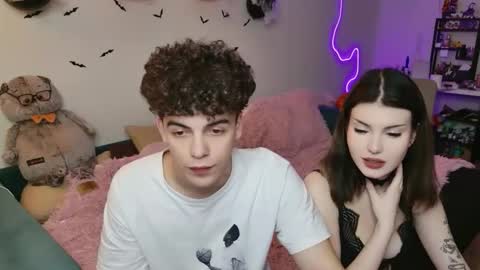 Snapshot of alice118james chatting on October 12, 6:29 pm alice and james online show from October 12, 6:29 pm