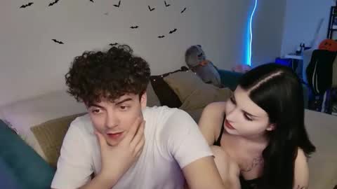 Snapshot of alice118james chatting on October 28, 12:03 am alice and james online show from October 28, 12:03 am