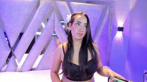 Snapshot of alice_26__ chatting on April 27, 8:29 pm alice_26__ online show from April 27, 8:29 pm