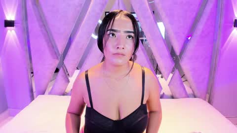 Snapshot of alice_26__ chatting on May 19, 7:42 pm alice_26__ online show from May 19, 7:42 pm