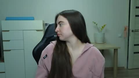 Alice online show from April 19, 4:28 pm