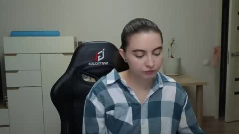 Snapshot of alice_________________________ chatting on April 26, 7:11 pm Alice online show from April 26, 7:11 pm