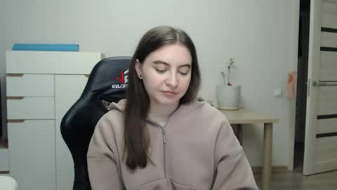 Snapshot of alice_________________________ chatting on June 1, 1:35 pm Alice online show from June 1, 1:35 pm