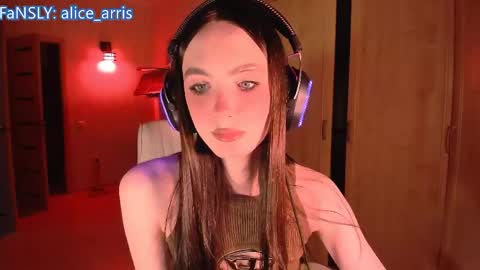 Snapshot of alice__aris chatting on May 13, 5:43 pm Alice Aris online show from May 13, 5:43 pm