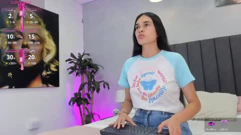 Snapshot of alice__susan chatting on April 25, 3:53 am Alice Susan online show from April 25, 3:53 am