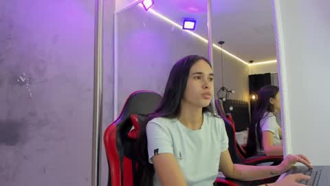Snapshot of alice__susan chatting on May 6, 7:52 pm Alice Susan online show from May 6, 7:52 pm
