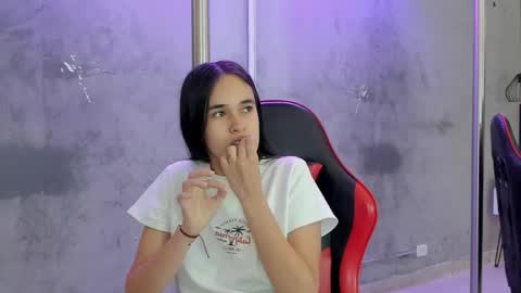 Snapshot of alice__susan chatting on June 3, 2:33 pm Alice Susan online show from June 3, 2:33 pm
