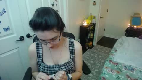 Snapshot of alice_asks chatting on January 10, 5:20 am Alice Asks online show from January 10, 5:20 am