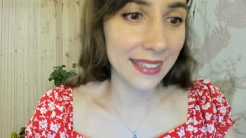 Snapshot of alice_sincere chatting on May 18, 9:20 pm Alice Love you all online show from May 18, 9:20 pm