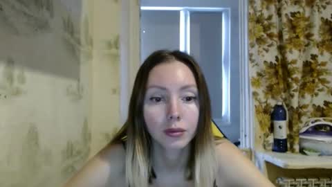 Snapshot of alice_smiles chatting on January 13, 12:10 pm Alice smiles online show from January 13, 12:10 pm