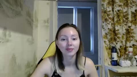 Snapshot of alice_smiles chatting on February 9, 2:21 pm Alice smiles online show from February 9, 2:21 pm
