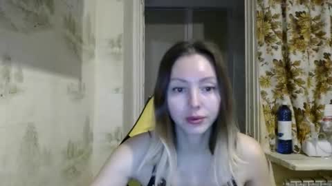 Snapshot of alice_smiles chatting on February 15, 9:55 pm Alice smiles online show from February 15, 9:55 pm