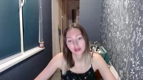 Snapshot of alice_smiles chatting on February 18, 11:01 pm Alice smiles online show from February 18, 11:01 pm