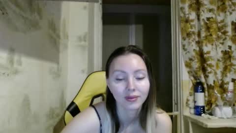 Snapshot of alice_smiles chatting on February 21, 12:33 am Alice smiles online show from February 21, 12:33 am
