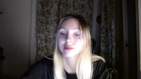 Snapshot of alice_smiles chatting on March 25, 8:59 pm Alice smiles online show from March 25, 8:59 pm