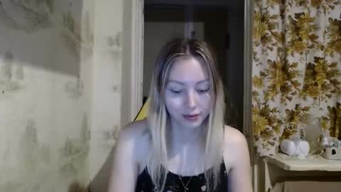 Snapshot of alice_smiles chatting on April 8, 1:49 am Alice smiles online show from April 8, 1:49 am