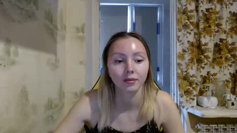 Snapshot of alice_smiles chatting on April 9, 10:20 am Alice smiles online show from April 9, 10:20 am