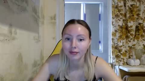 Snapshot of alice_smiles chatting on April 14, 10:32 am Alice smiles online show from April 14, 10:32 am