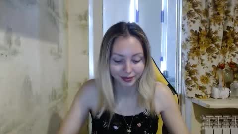 Snapshot of alice_smiles chatting on April 28, 11:15 am Alice smiles online show from April 28, 11:15 am
