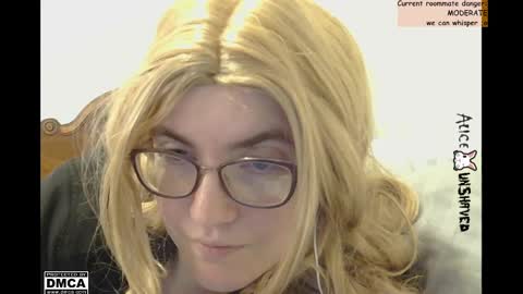 Snapshot of alice_unshaved chatting on December 4, 9:24 pm Alice online show from December 4, 9:24 pm