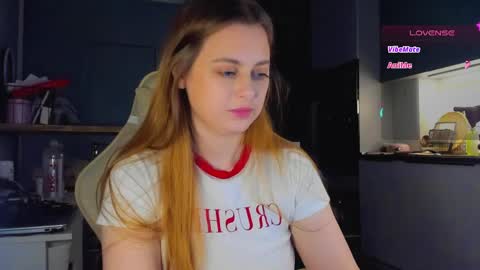 Snapshot of alice_wander chatting on May 2, 4:17 am Alice online show from May 2, 4:17 am