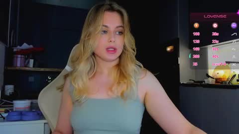 Snapshot of alice_wander chatting on May 23, 2:28 am Alice online show from May 23, 2:28 am
