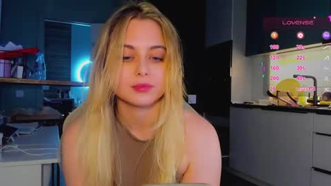 Snapshot of alice_wander chatting on May 26, 8:32 am Alice online show from May 26, 8:32 am