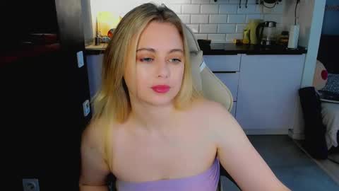 Snapshot of alice_wander chatting on June 8, 4:35 am Alice online show from June 8, 4:35 am